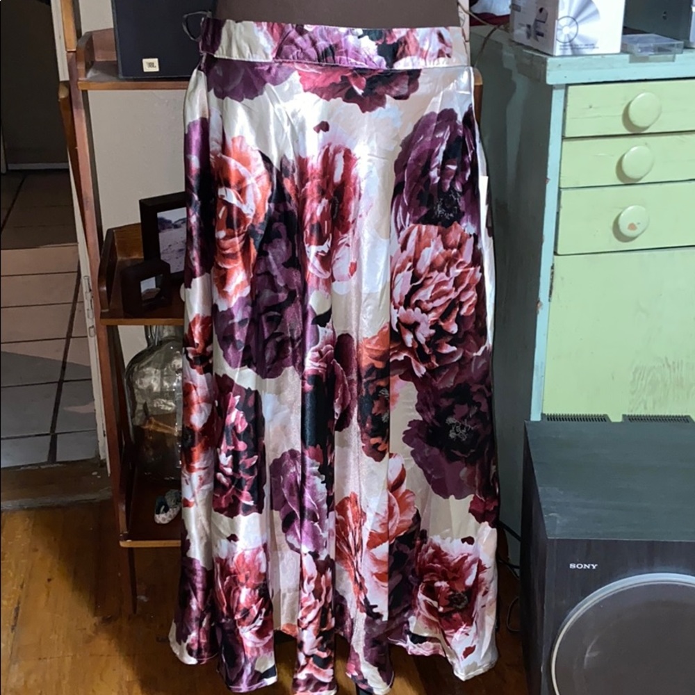 Truly 4 You satin like skirt SZ XL